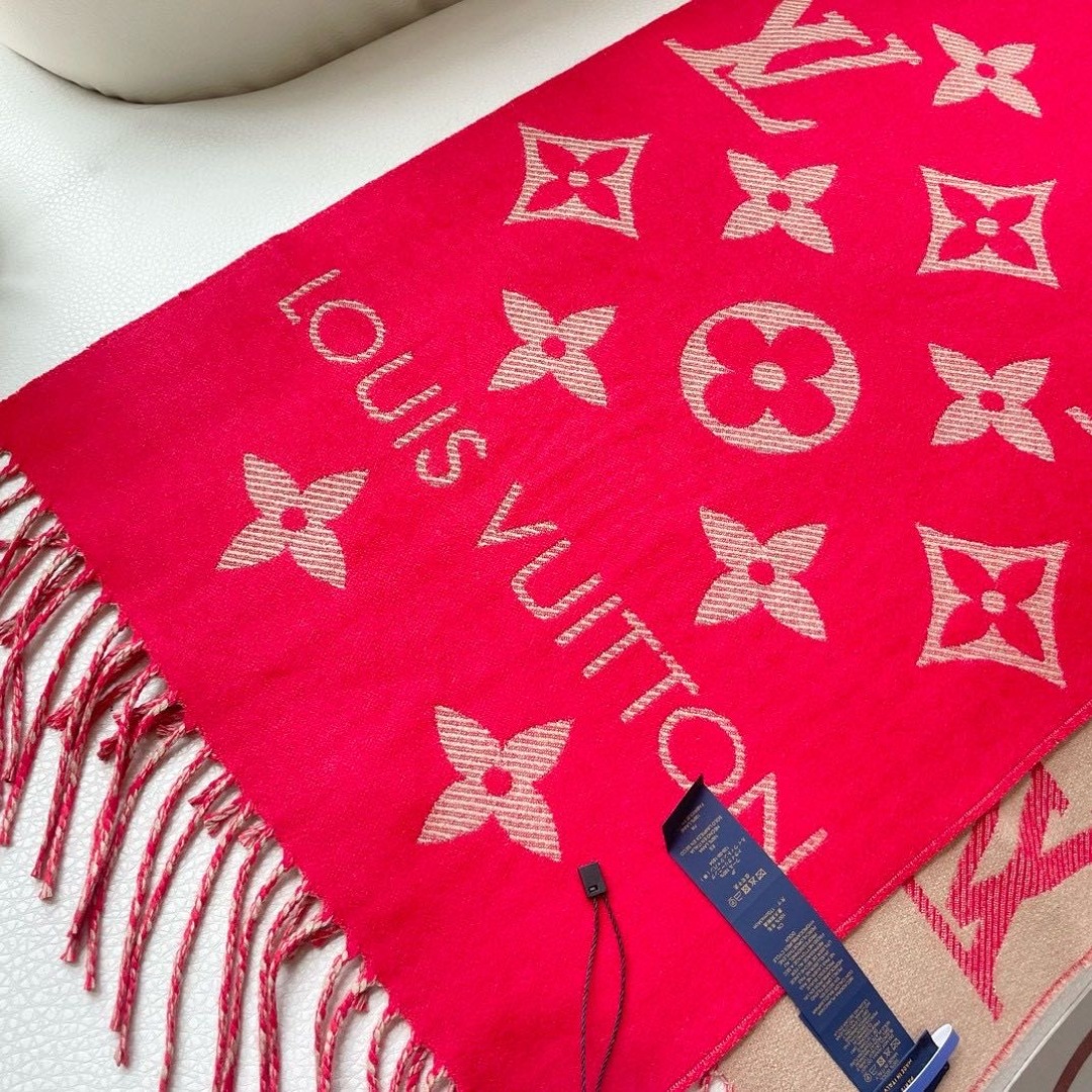 终于出货啦，今年热度最高的嫩粉拼白围巾本款LVEssential围巾聚焦大元素，以Monogram图案和