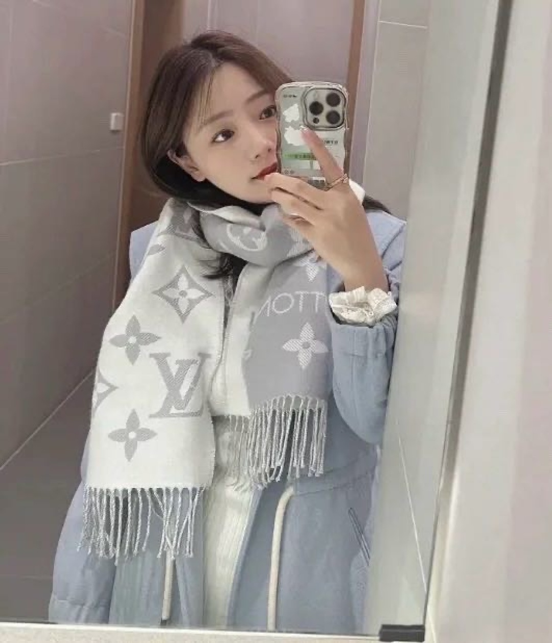 终于出货啦，今年热度最高的嫩粉拼白围巾本款LVEssential围巾聚焦大元素，以Monogram图案和