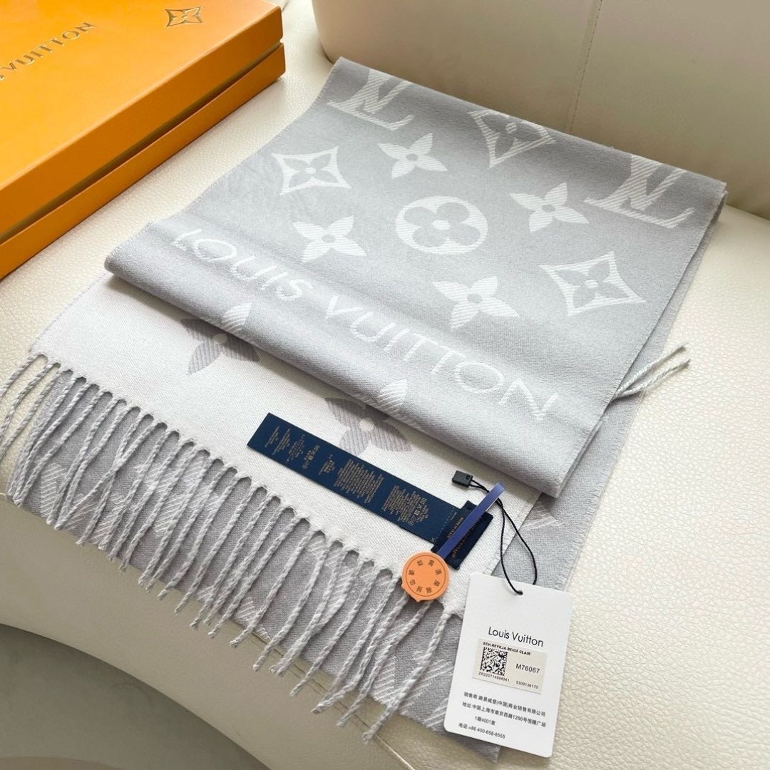 终于出货啦，今年热度最高的嫩粉拼白围巾本款LVEssential围巾聚焦大元素，以Monogram图案和