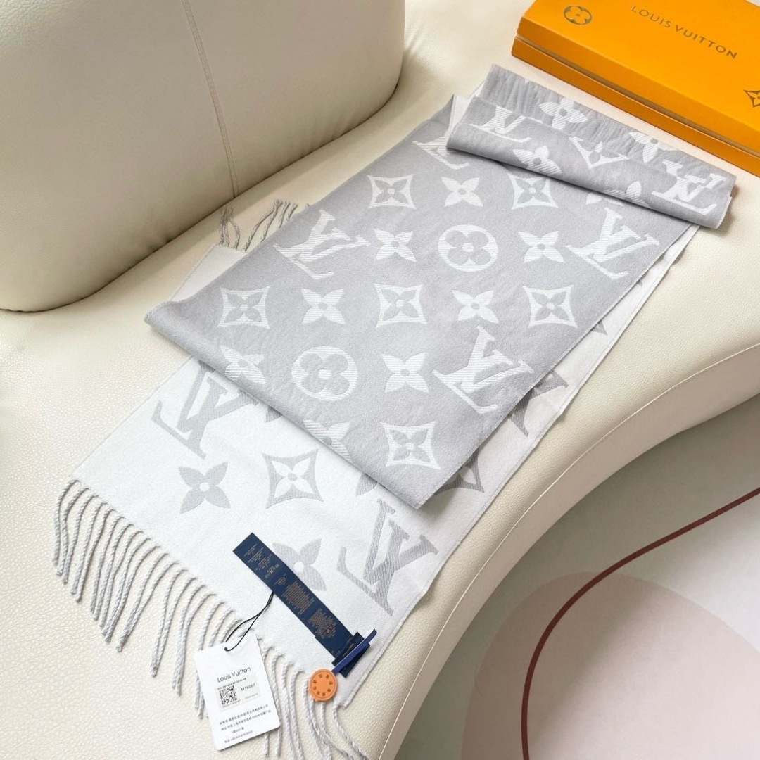 终于出货啦，今年热度最高的嫩粉拼白围巾本款LVEssential围巾聚焦大元素，以Monogram图案和