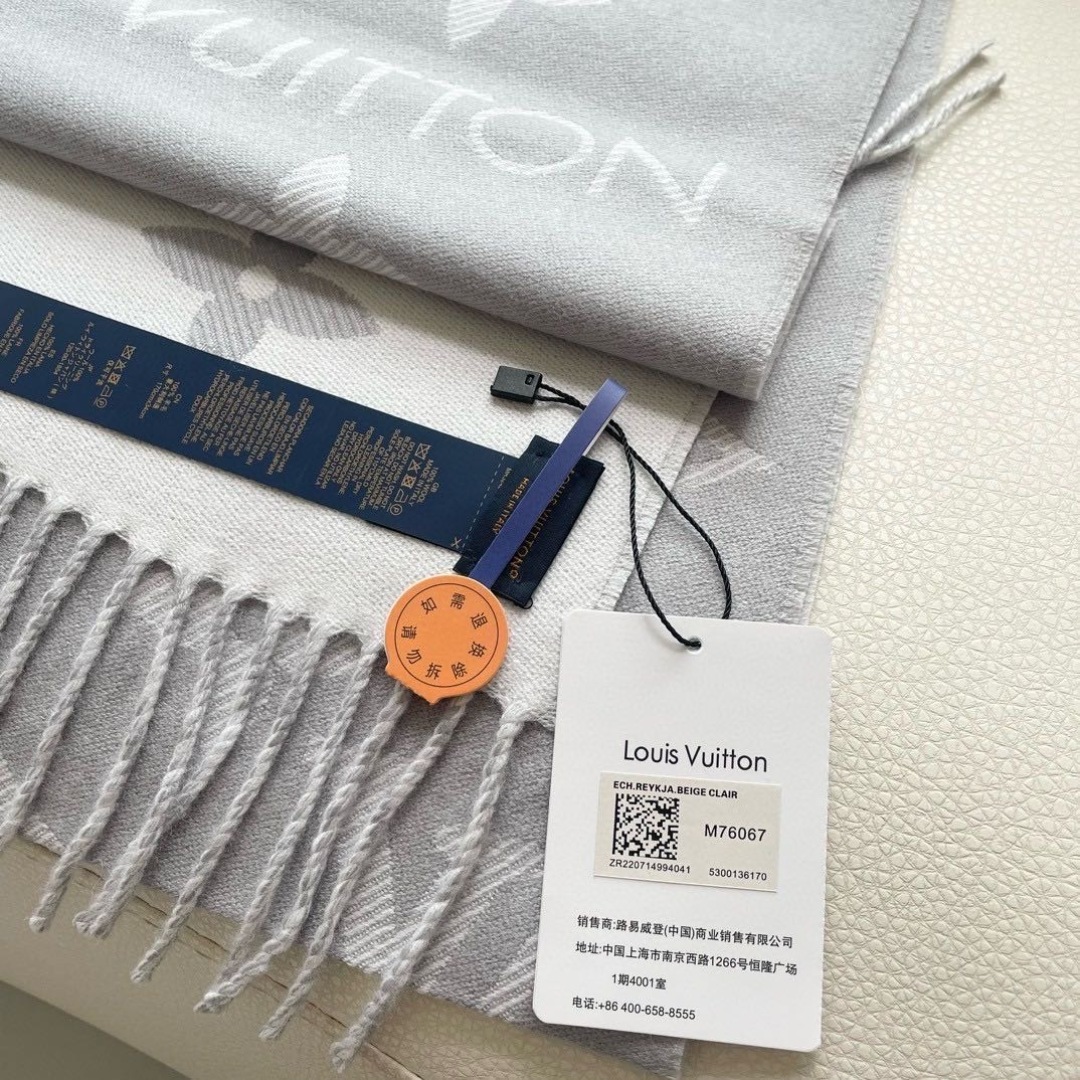 终于出货啦，今年热度最高的嫩粉拼白围巾本款LVEssential围巾聚焦大元素，以Monogram图案和