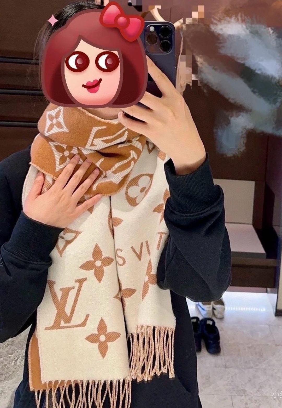 终于出货啦，今年热度最高的嫩粉拼白围巾本款LVEssential围巾聚焦大元素，以Monogram图案和