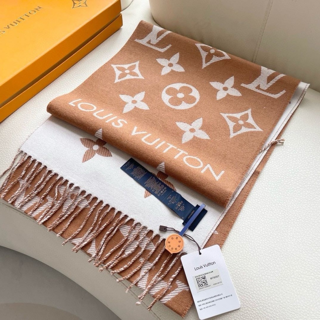 终于出货啦，今年热度最高的嫩粉拼白围巾本款LVEssential围巾聚焦大元素，以Monogram图案和