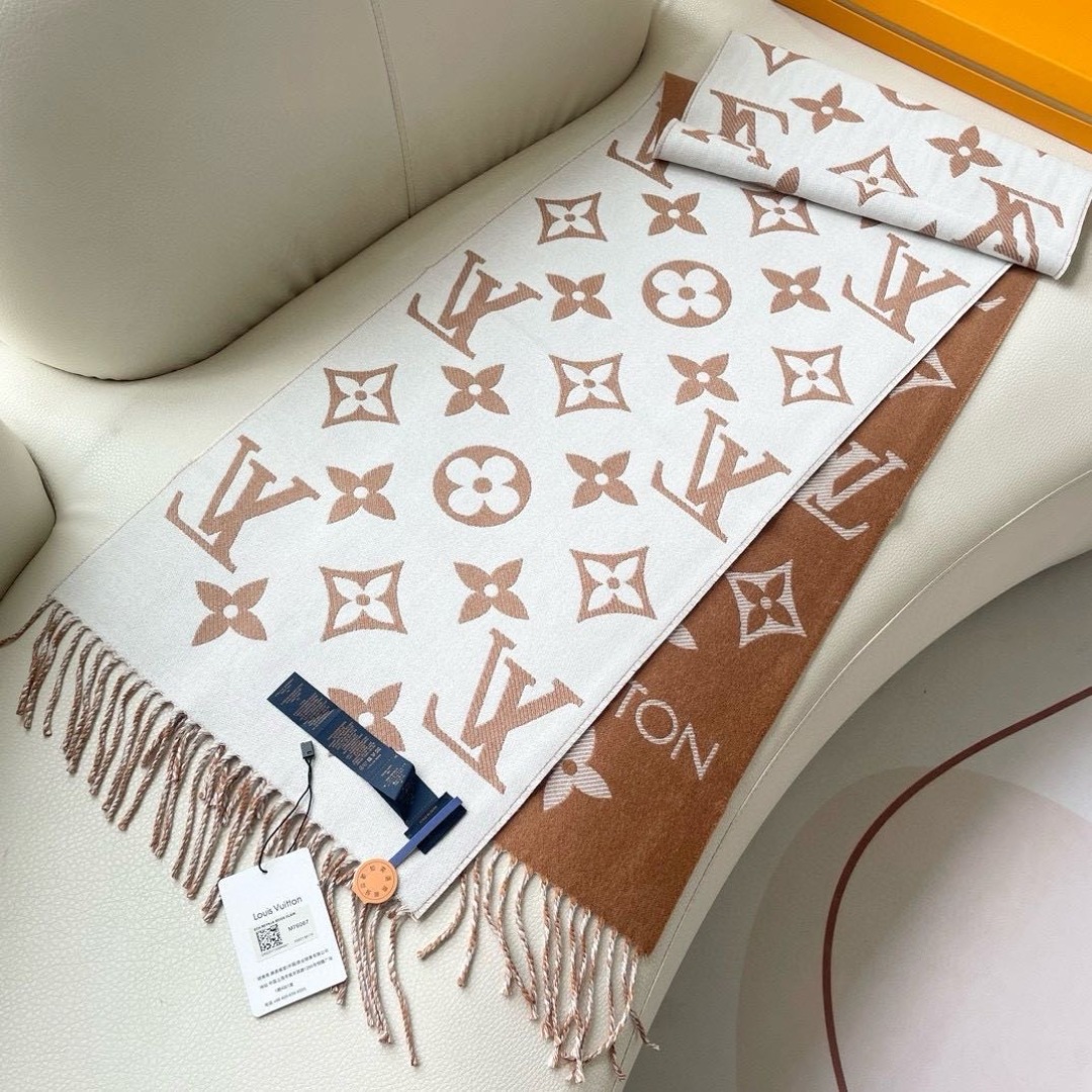 终于出货啦，今年热度最高的嫩粉拼白围巾本款LVEssential围巾聚焦大元素，以Monogram图案和
