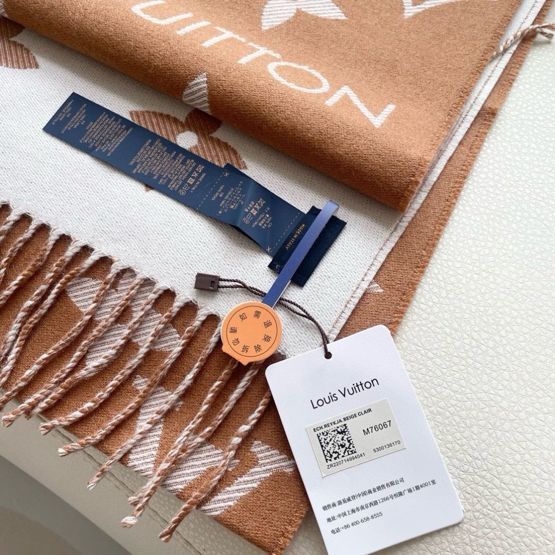 终于出货啦，今年热度最高的嫩粉拼白围巾本款LVEssential围巾聚焦大元素，以Monogram图案和