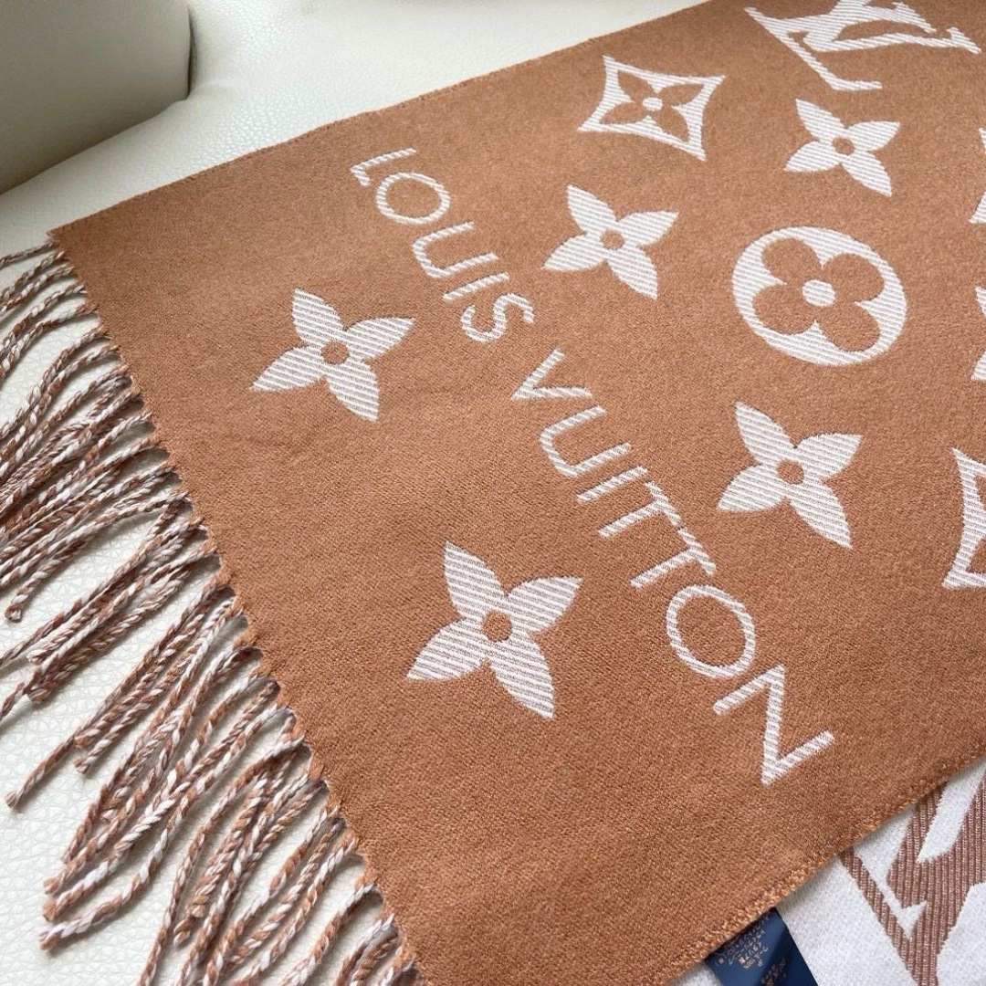 终于出货啦，今年热度最高的嫩粉拼白围巾本款LVEssential围巾聚焦大元素，以Monogram图案和