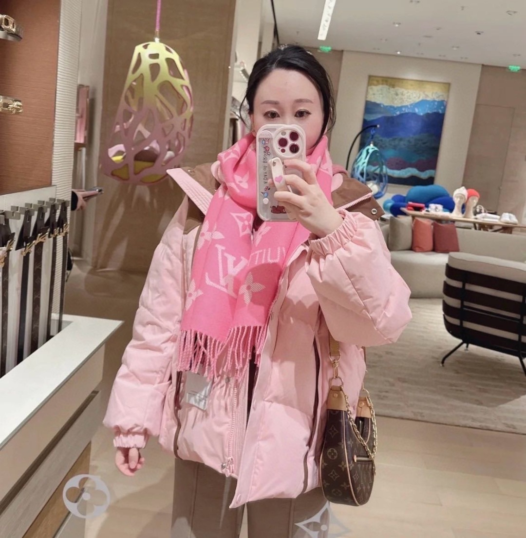 终于出货啦，今年热度最高的嫩粉拼白围巾本款LVEssential围巾聚焦大元素，以Monogram图案和