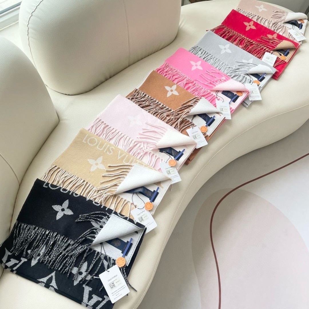 终于出货啦，今年热度最高的嫩粉拼白围巾本款LVEssential围巾聚焦大元素，以Monogram图案和