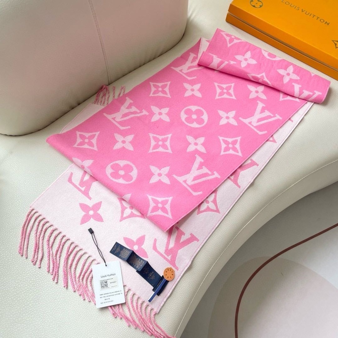 终于出货啦，今年热度最高的嫩粉拼白围巾本款LVEssential围巾聚焦大元素，以Monogram图案和