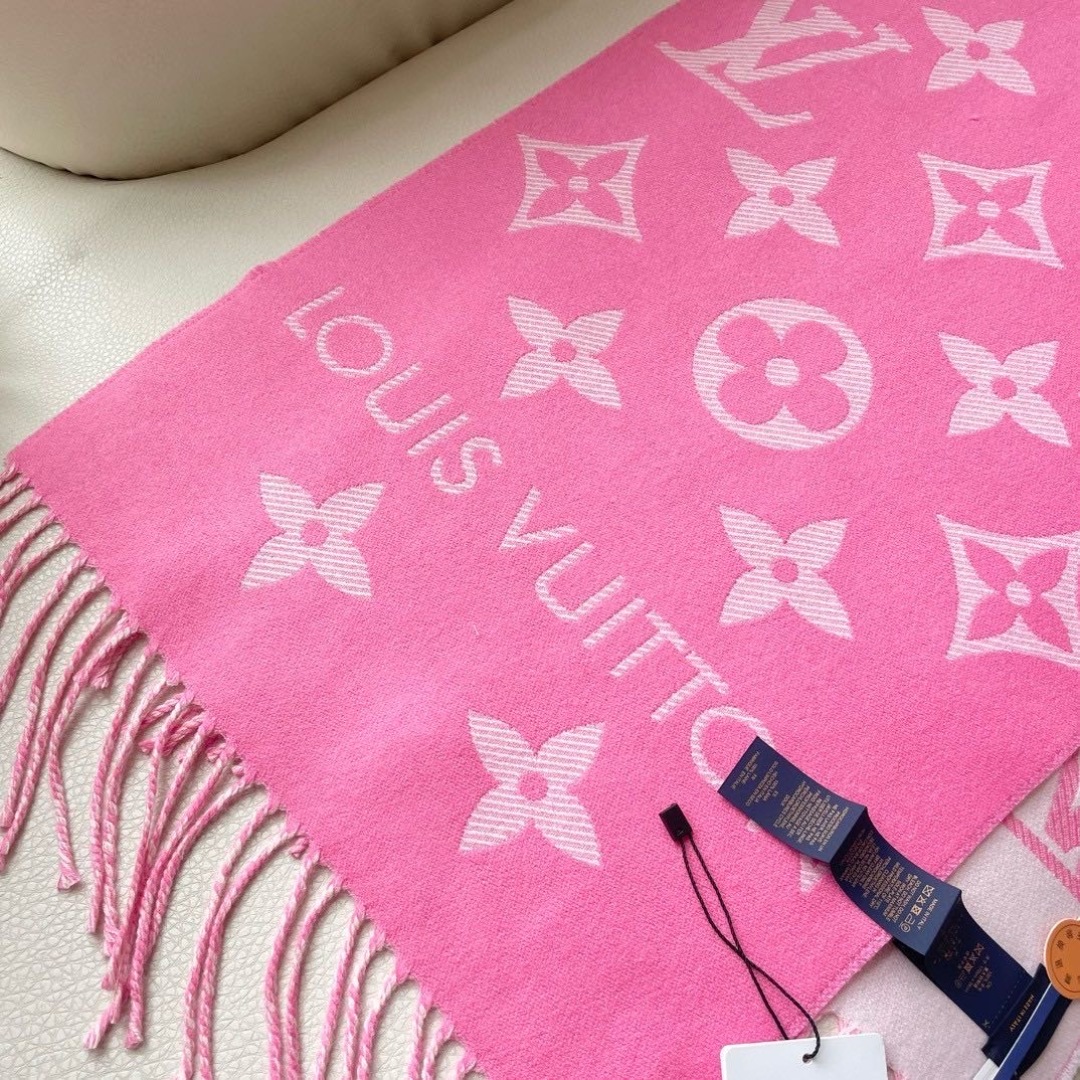 终于出货啦，今年热度最高的嫩粉拼白围巾本款LVEssential围巾聚焦大元素，以Monogram图案和