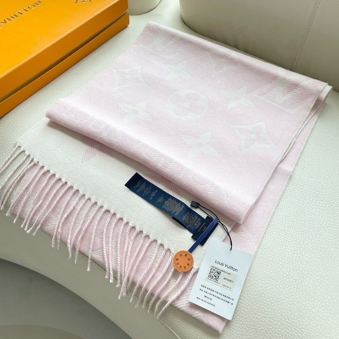 终于出货啦，今年热度最高的嫩粉拼白围巾本款LVEssential围巾聚焦大元素，以Monogram图案和