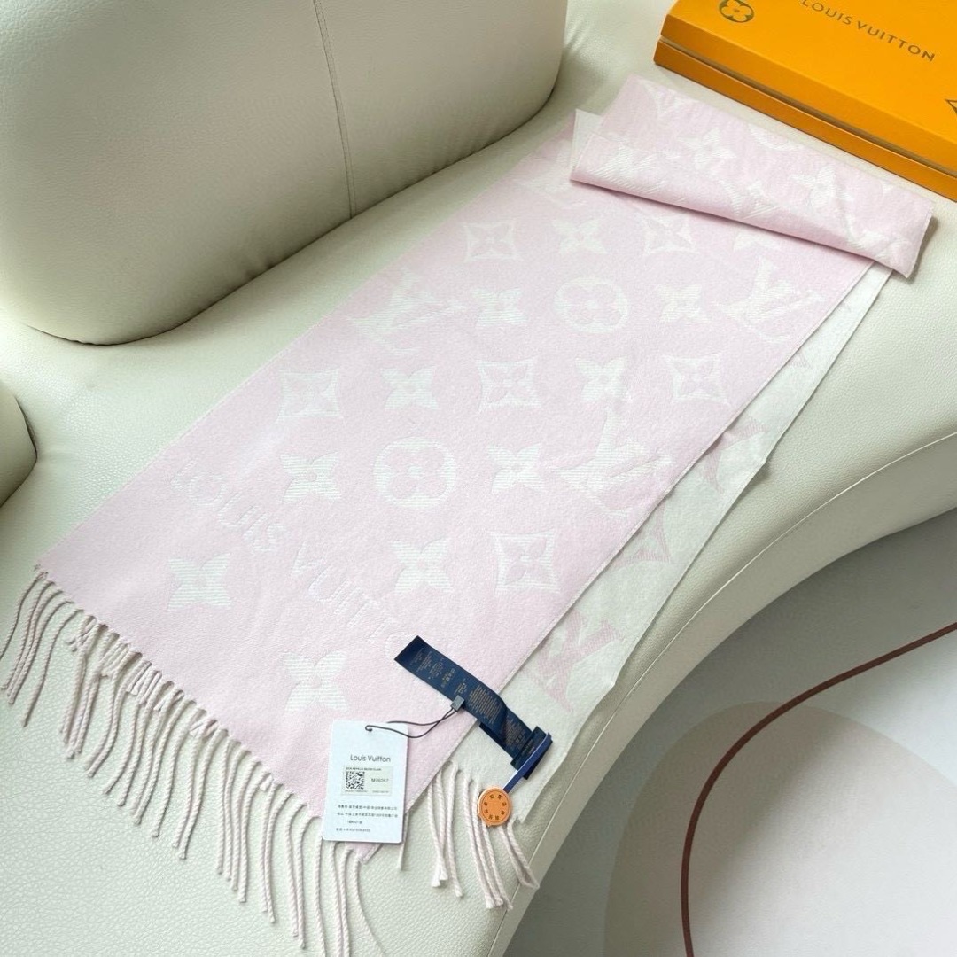 终于出货啦，今年热度最高的嫩粉拼白围巾本款LVEssential围巾聚焦大元素，以Monogram图案和