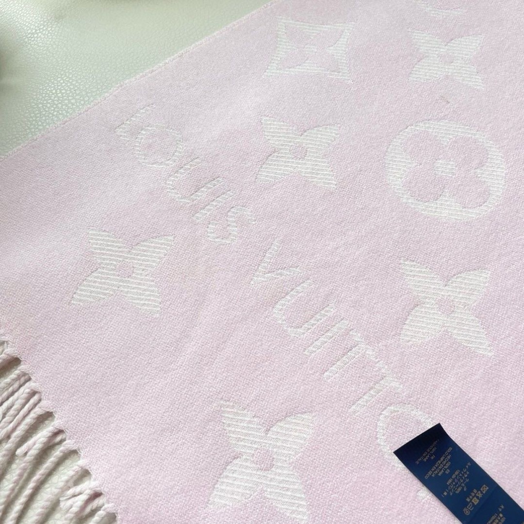 终于出货啦，今年热度最高的嫩粉拼白围巾本款LVEssential围巾聚焦大元素，以Monogram图案和