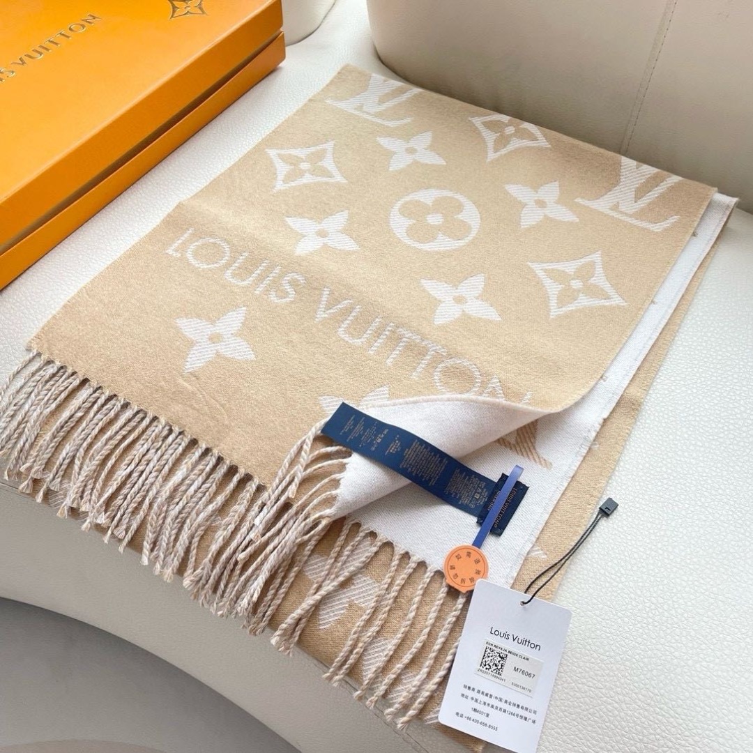 终于出货啦，今年热度最高的嫩粉拼白围巾本款LVEssential围巾聚焦大元素，以Monogram图案和