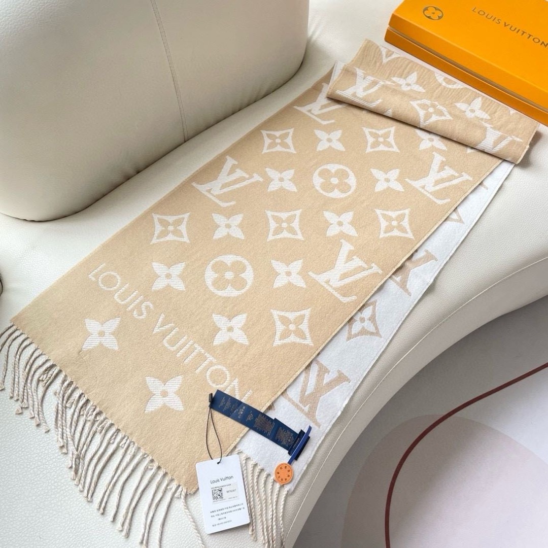 终于出货啦，今年热度最高的嫩粉拼白围巾本款LVEssential围巾聚焦大元素，以Monogram图案和