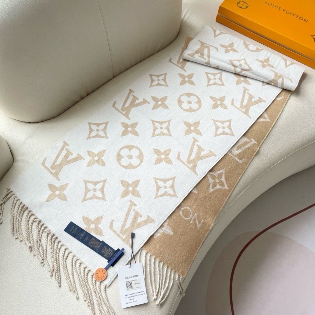 终于出货啦，今年热度最高的嫩粉拼白围巾本款LVEssential围巾聚焦大元素，以Monogram图案和