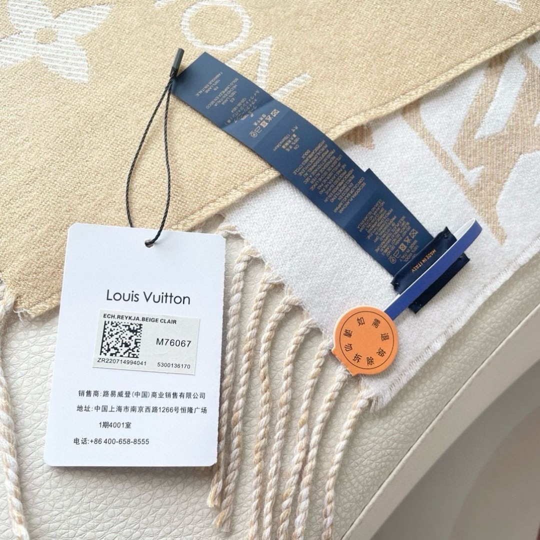 终于出货啦，今年热度最高的嫩粉拼白围巾本款LVEssential围巾聚焦大元素，以Monogram图案和