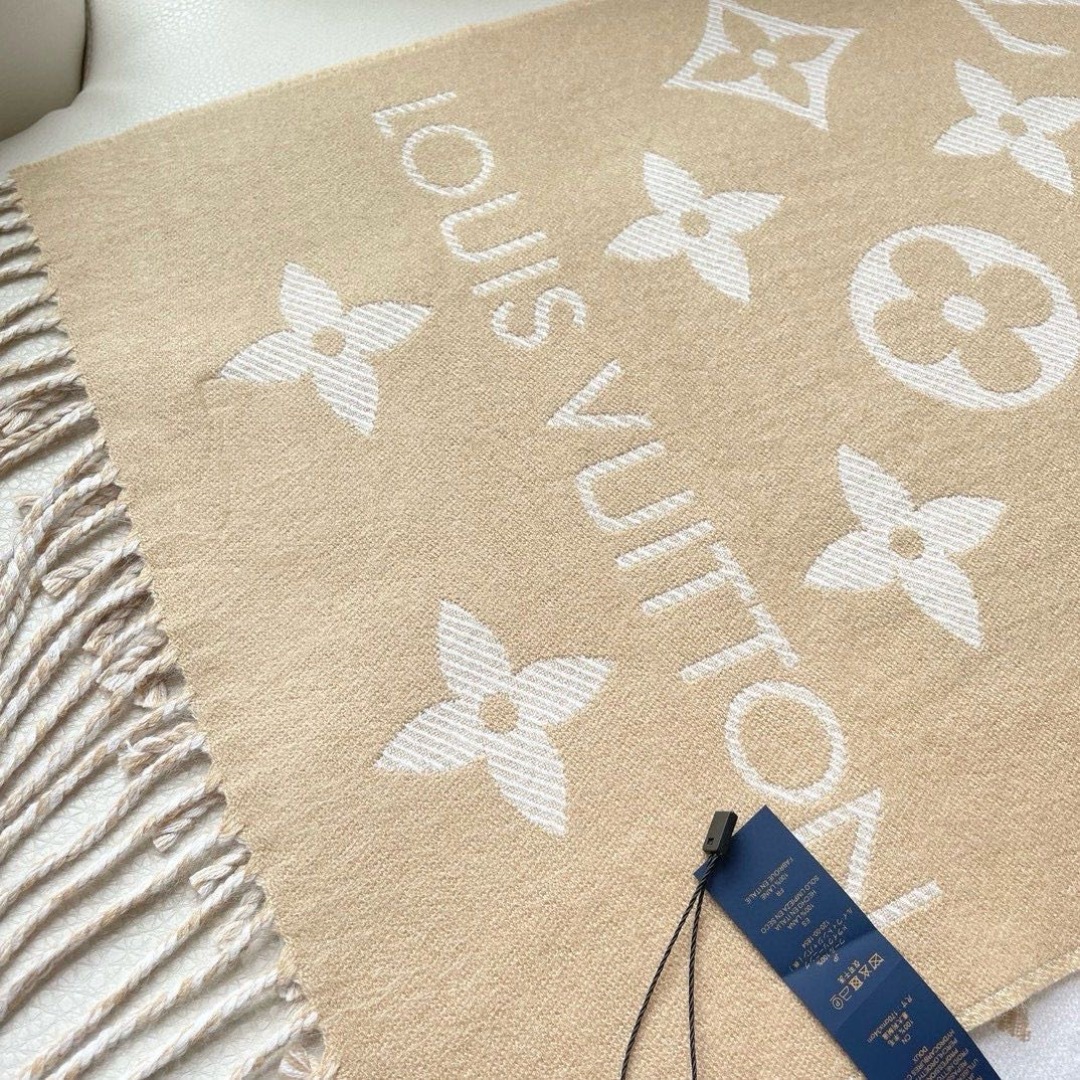 终于出货啦，今年热度最高的嫩粉拼白围巾本款LVEssential围巾聚焦大元素，以Monogram图案和