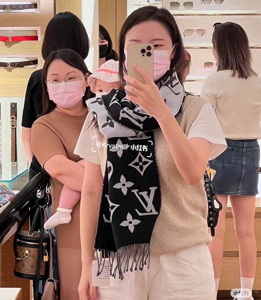 终于出货啦，今年热度最高的嫩粉拼白围巾本款LVEssential围巾聚焦大元素，以Monogram图案和