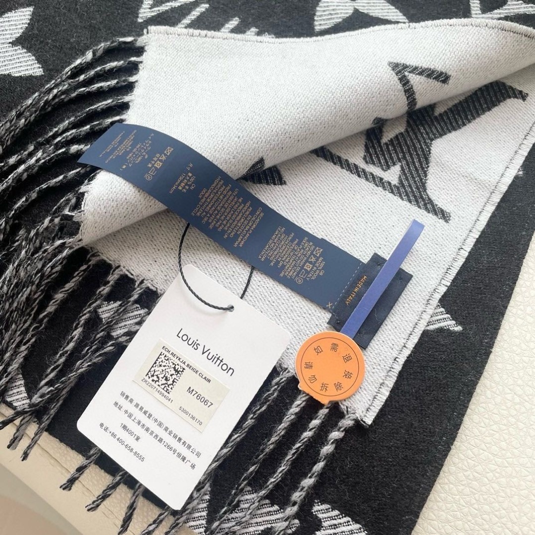 终于出货啦，今年热度最高的嫩粉拼白围巾本款LVEssential围巾聚焦大元素，以Monogram图案和