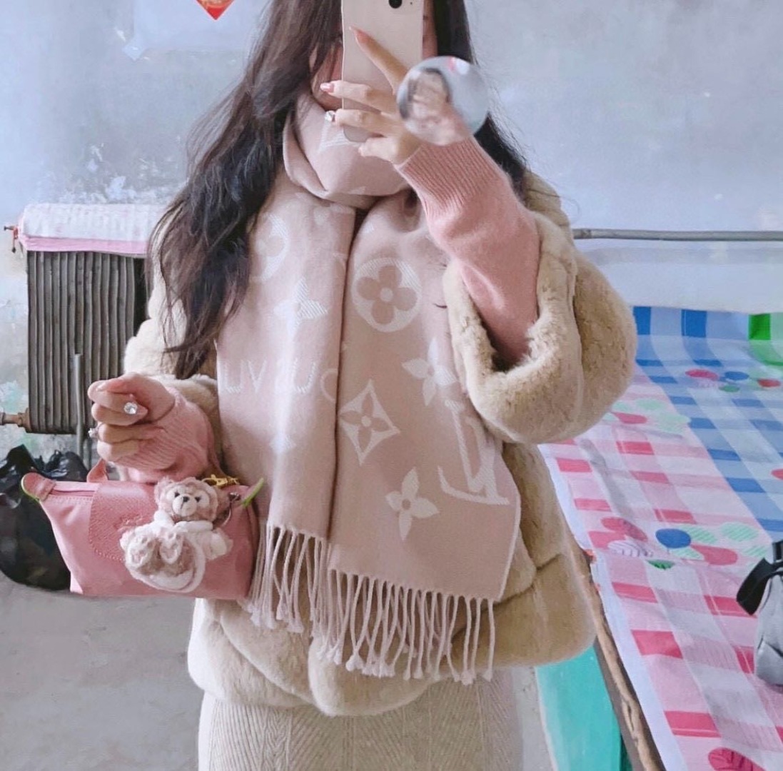 终于出货啦，今年热度最高的嫩粉拼白围巾本款LVEssential围巾聚焦大元素，以Monogram图案和