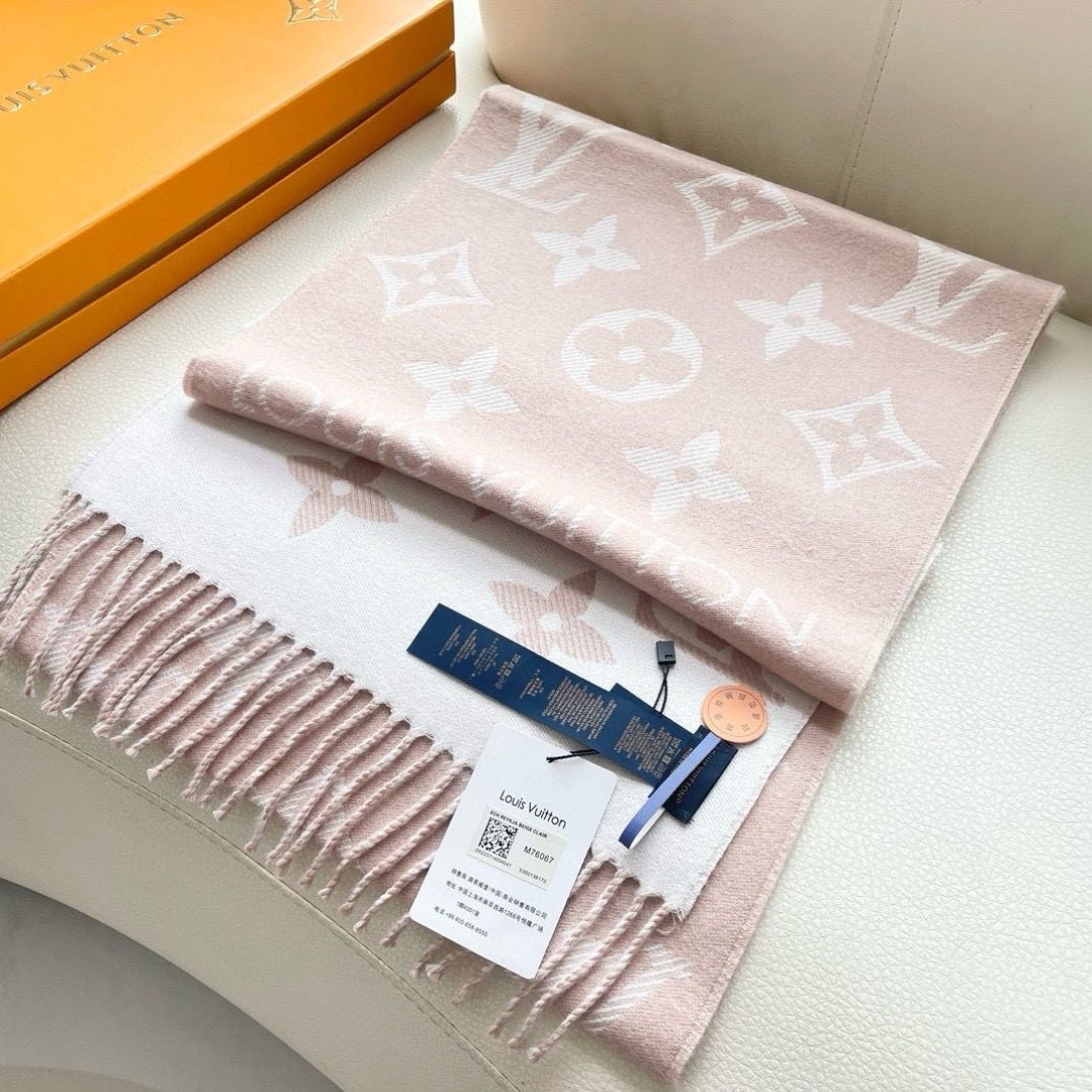 终于出货啦，今年热度最高的嫩粉拼白围巾本款LVEssential围巾聚焦大元素，以Monogram图案和
