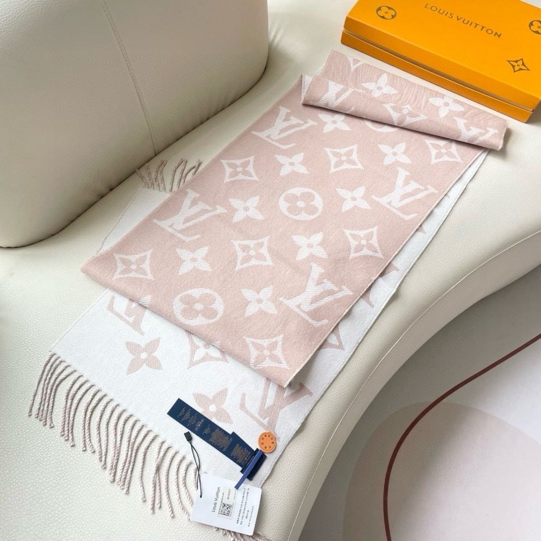 终于出货啦，今年热度最高的嫩粉拼白围巾本款LVEssential围巾聚焦大元素，以Monogram图案和