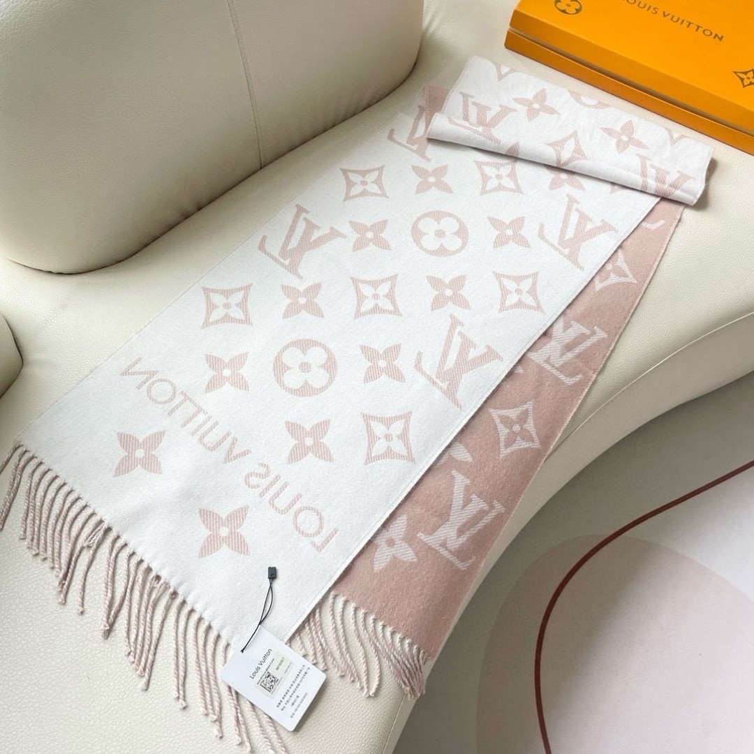 终于出货啦，今年热度最高的嫩粉拼白围巾本款LVEssential围巾聚焦大元素，以Monogram图案和