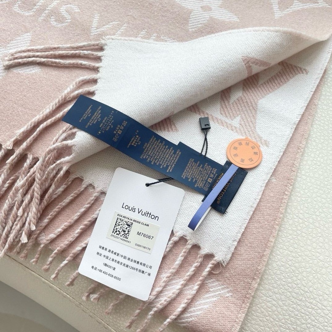 终于出货啦，今年热度最高的嫩粉拼白围巾本款LVEssential围巾聚焦大元素，以Monogram图案和
