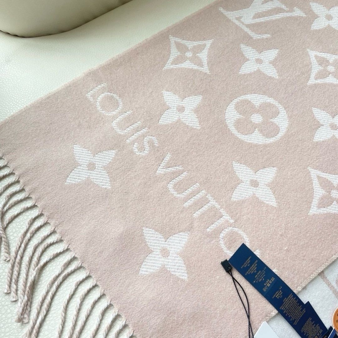 终于出货啦，今年热度最高的嫩粉拼白围巾本款LVEssential围巾聚焦大元素，以Monogram图案和