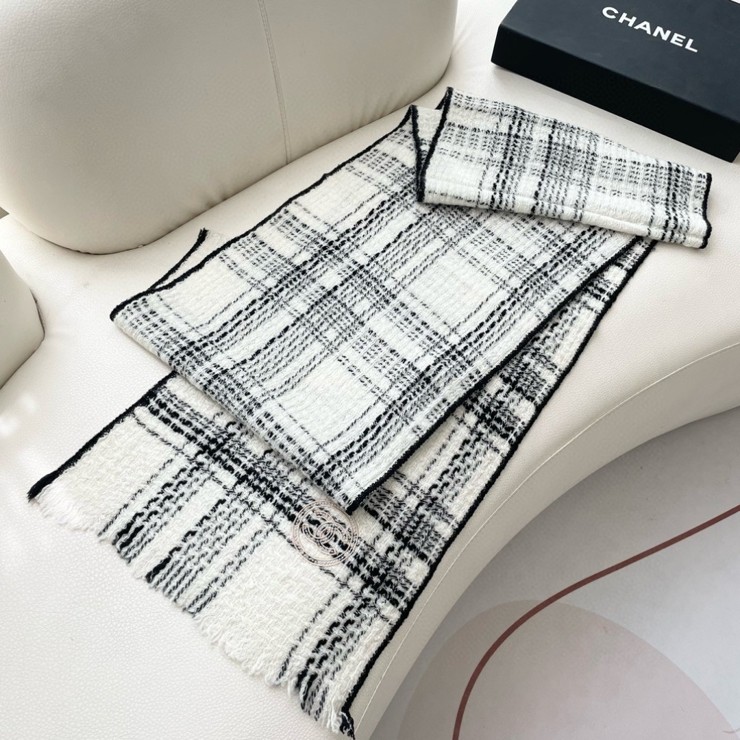 😍👍香奈儿2025专柜最新款‼️【顶级羊绒围巾】🔥爆款哦 😘💍实物真心美 🎀披肩配以精美logo的刺绣💓