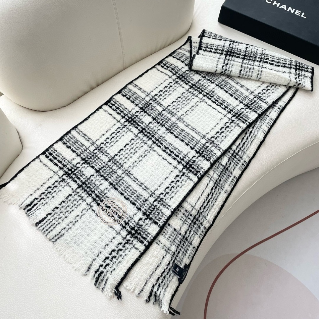 😍👍香奈儿2025专柜最新款‼️【顶级羊绒围巾】🔥爆款哦 😘💍实物真心美 🎀披肩配以精美logo的刺绣💓