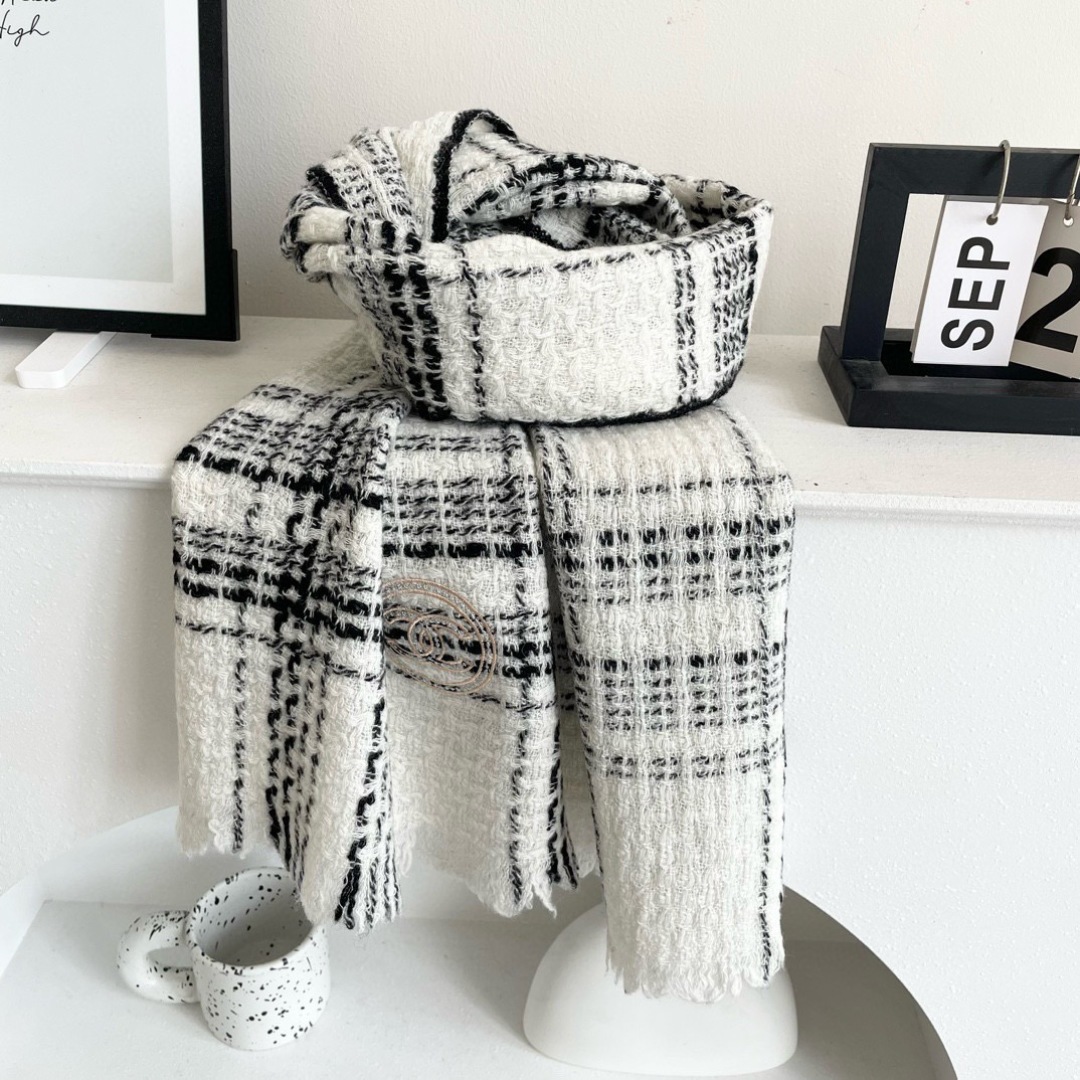 😍👍香奈儿2025专柜最新款‼️【顶级羊绒围巾】🔥爆款哦 😘💍实物真心美 🎀披肩配以精美logo的刺绣💓