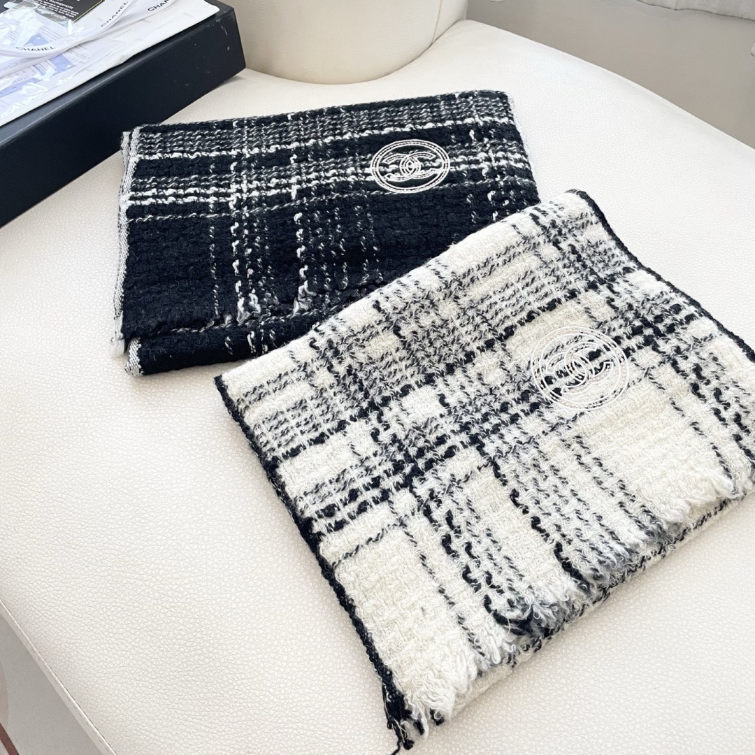 😍👍香奈儿2025专柜最新款‼️【顶级羊绒围巾】🔥爆款哦 😘💍实物真心美 🎀披肩配以精美logo的刺绣💓