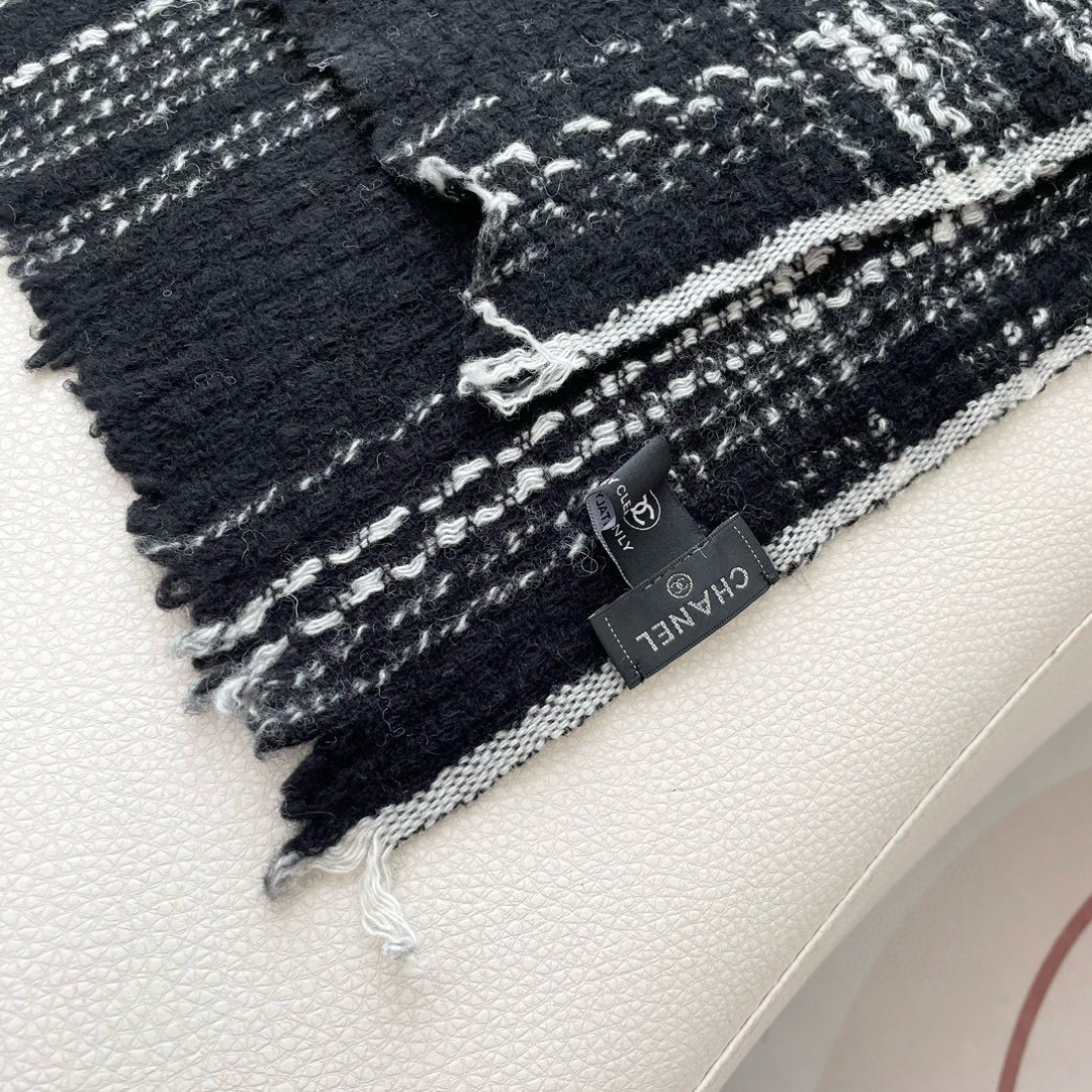 😍👍香奈儿2025专柜最新款‼️【顶级羊绒围巾】🔥爆款哦 😘💍实物真心美 🎀披肩配以精美logo的刺绣💓