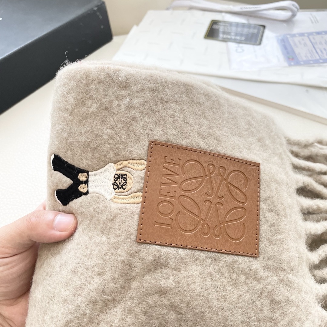 ❤️️2025年罗意威超美新款马海毛围巾！超级推荐入手！】质感好货！主打的马海毛围巾~据说超难买哦！！打