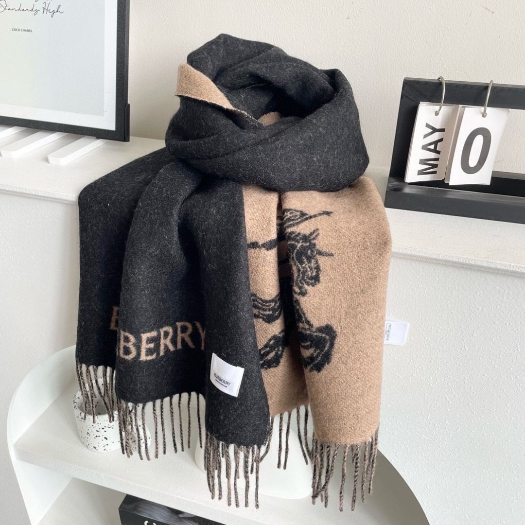巴宝利 最新款围巾，男女士的福利 超温柔洋气的双面设计！！】感觉这个比以往的设计都更显年轻更显温柔更气质