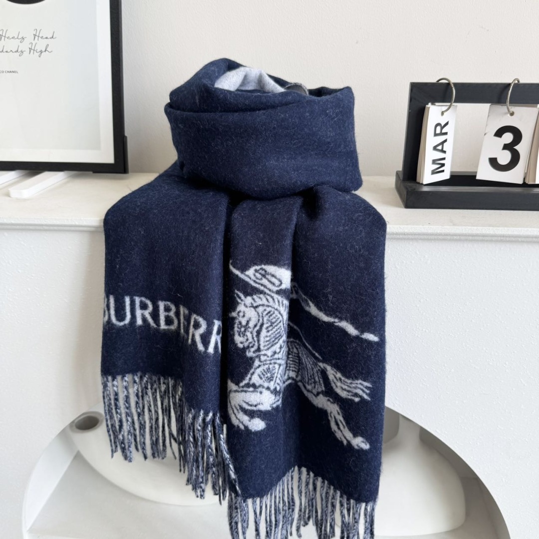 巴宝利 最新款围巾，男女士的福利 超温柔洋气的双面设计！！】感觉这个比以往的设计都更显年轻更显温柔更气质