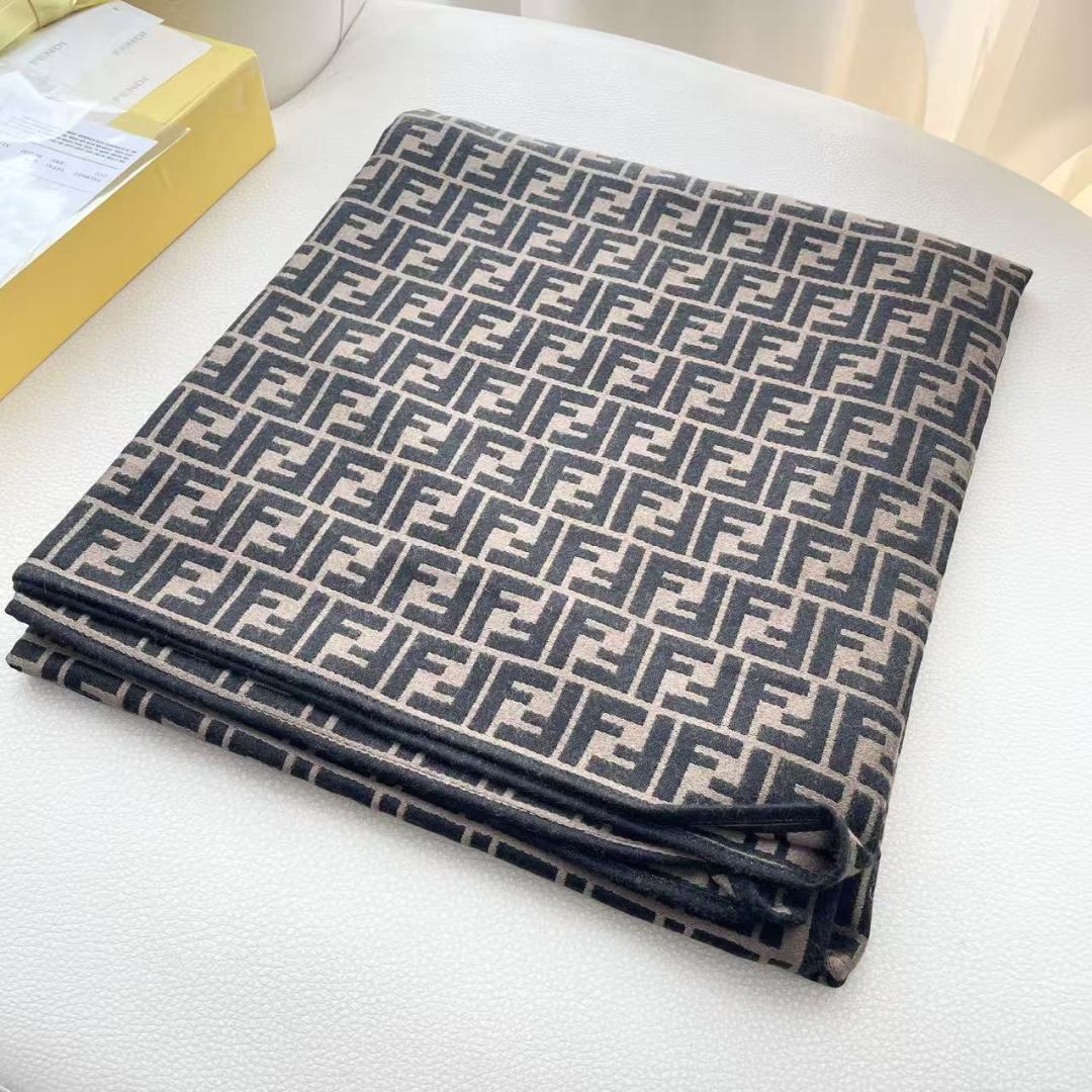 ✨✨爆款来了新款免代购❗️极品‼️重磅最新经典FF字母元素羊毛斗篷,大极品‼️F主打的斗篷,专柜也是刚上