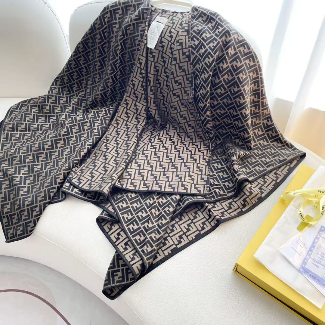 ✨✨爆款来了新款免代购❗️极品‼️重磅最新经典FF字母元素羊毛斗篷,大极品‼️F主打的斗篷,专柜也是刚上