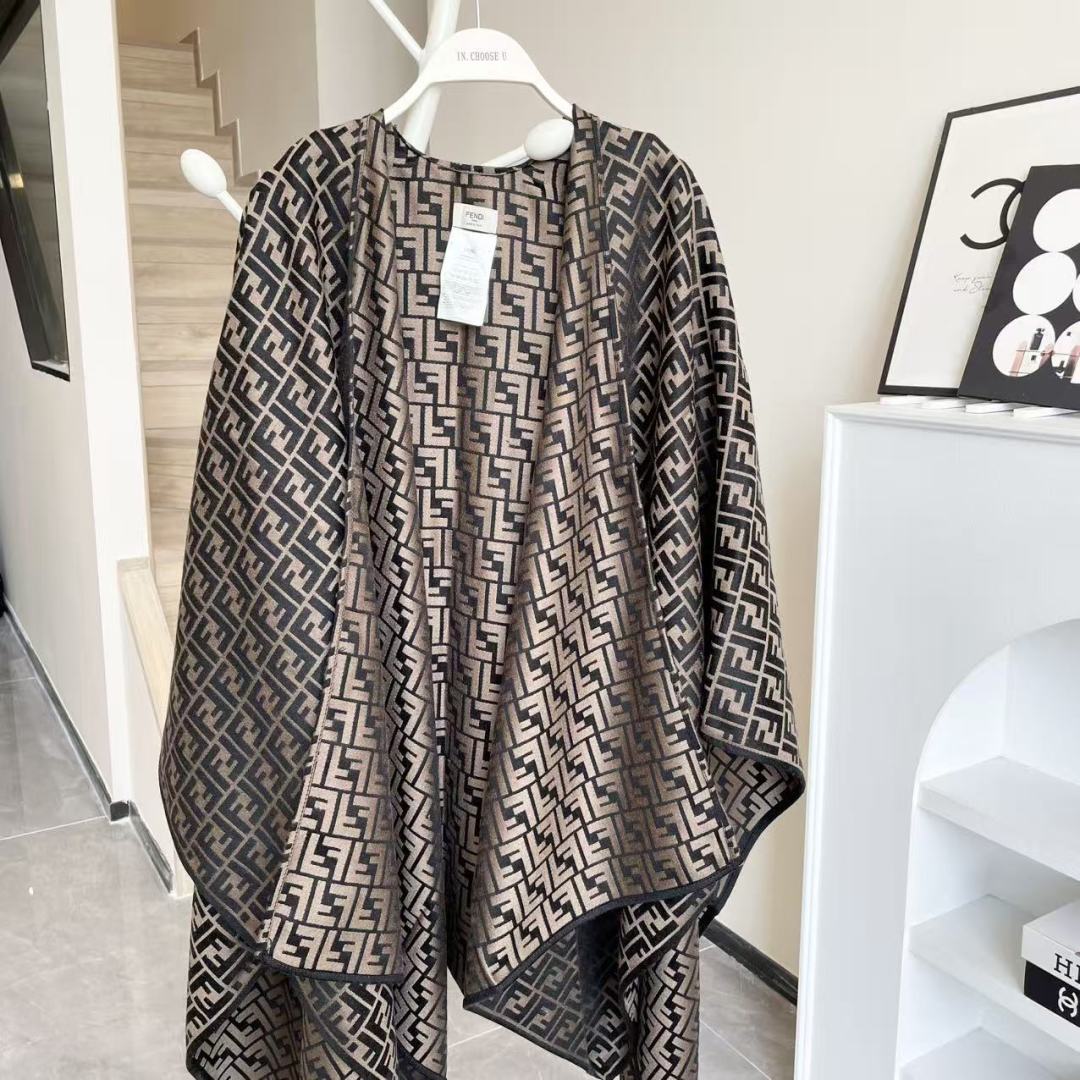 ✨✨爆款来了新款免代购❗️极品‼️重磅最新经典FF字母元素羊毛斗篷,大极品‼️F主打的斗篷,专柜也是刚上