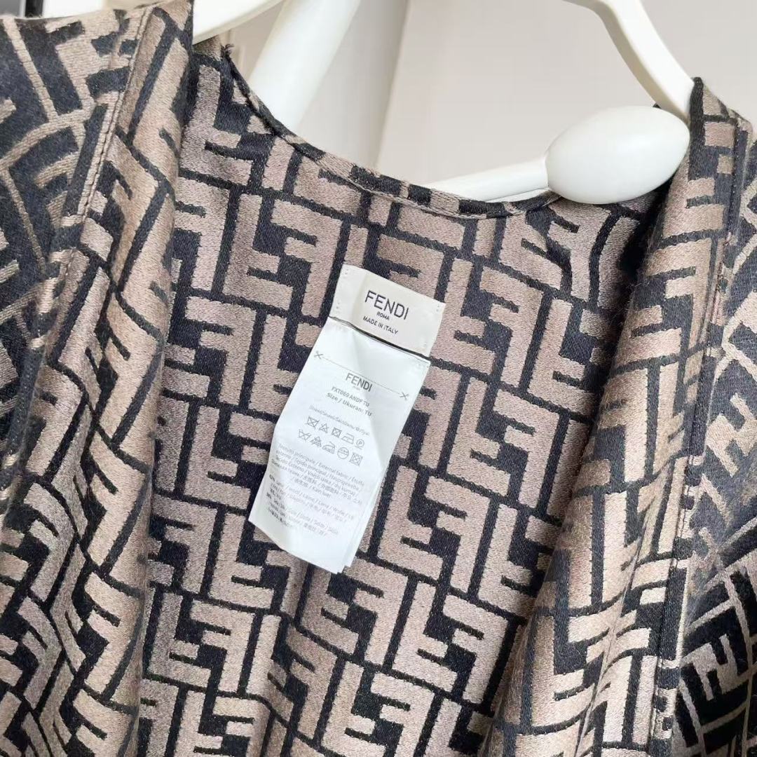 ✨✨爆款来了新款免代购❗️极品‼️重磅最新经典FF字母元素羊毛斗篷,大极品‼️F主打的斗篷,专柜也是刚上