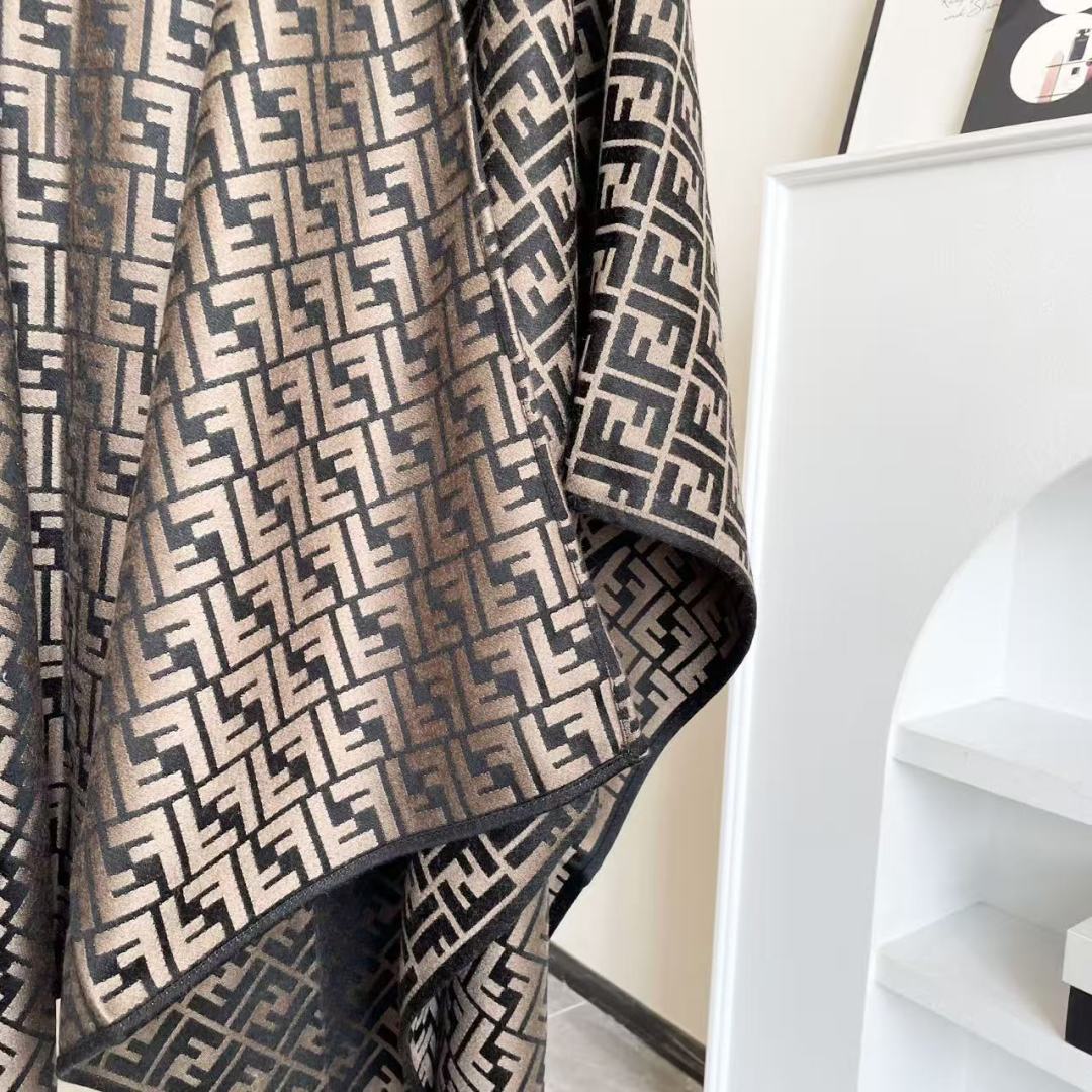 ✨✨爆款来了新款免代购❗️极品‼️重磅最新经典FF字母元素羊毛斗篷,大极品‼️F主打的斗篷,专柜也是刚上