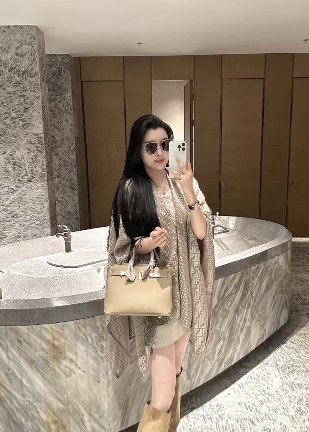 ✨✨爆款来了新款免代购❗️极品‼️重磅最新经典FF字母元素羊毛斗篷，大极品‼️F主打的斗篷，专柜也是刚上