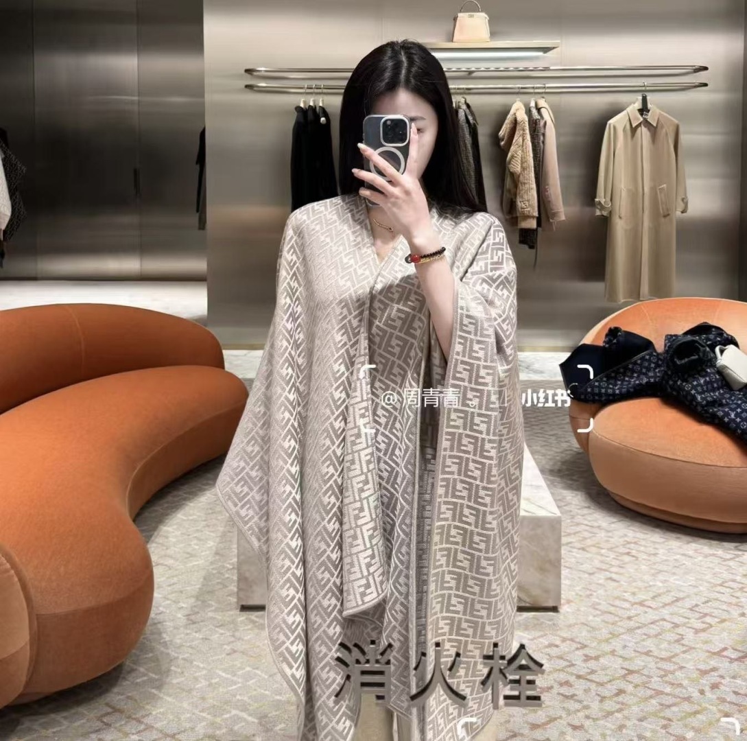 ✨✨爆款来了新款免代购❗️极品‼️重磅最新经典FF字母元素羊毛斗篷,大极品‼️F主打的斗篷,专柜也是刚上