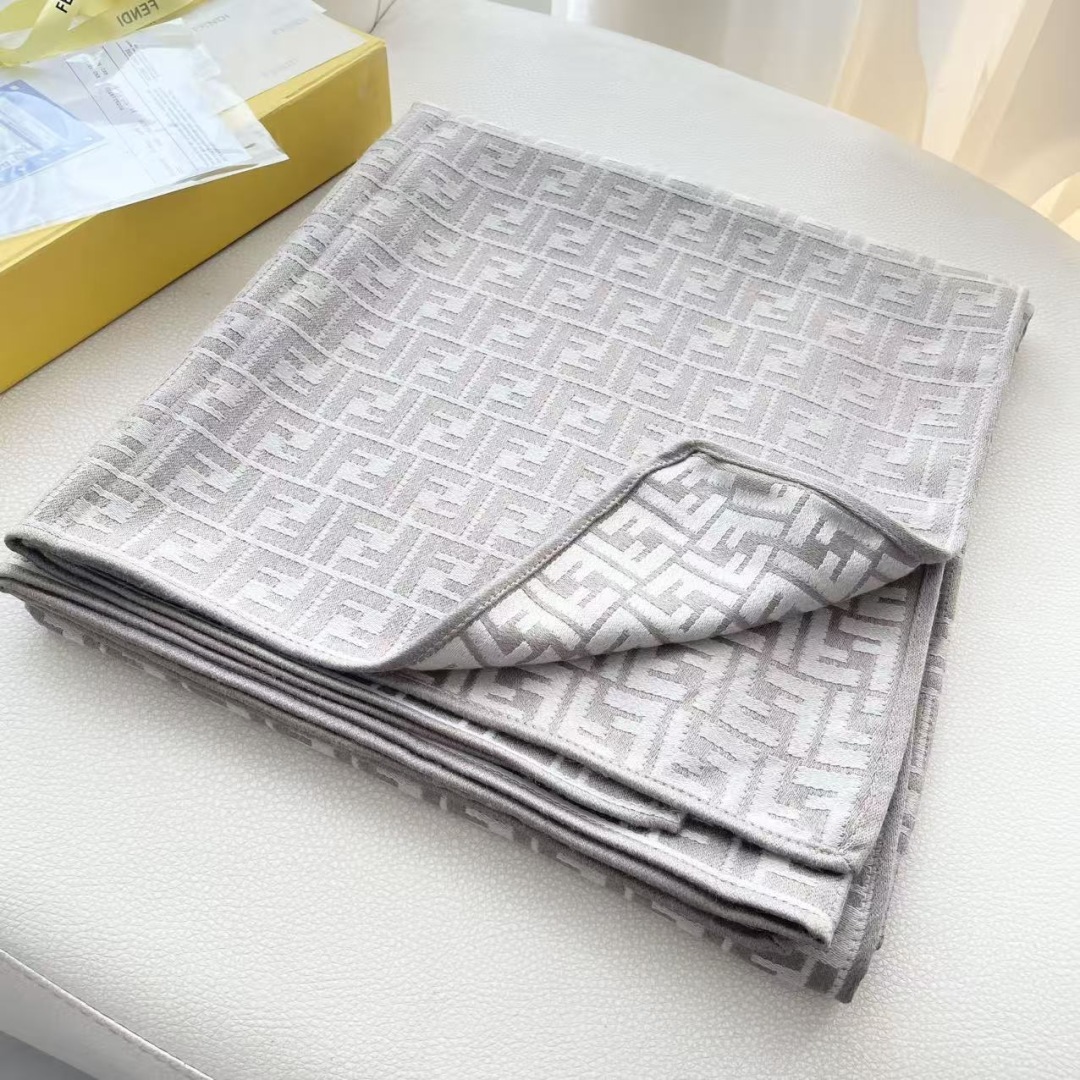 ✨✨爆款来了新款免代购❗️极品‼️重磅最新经典FF字母元素羊毛斗篷,大极品‼️F主打的斗篷,专柜也是刚上