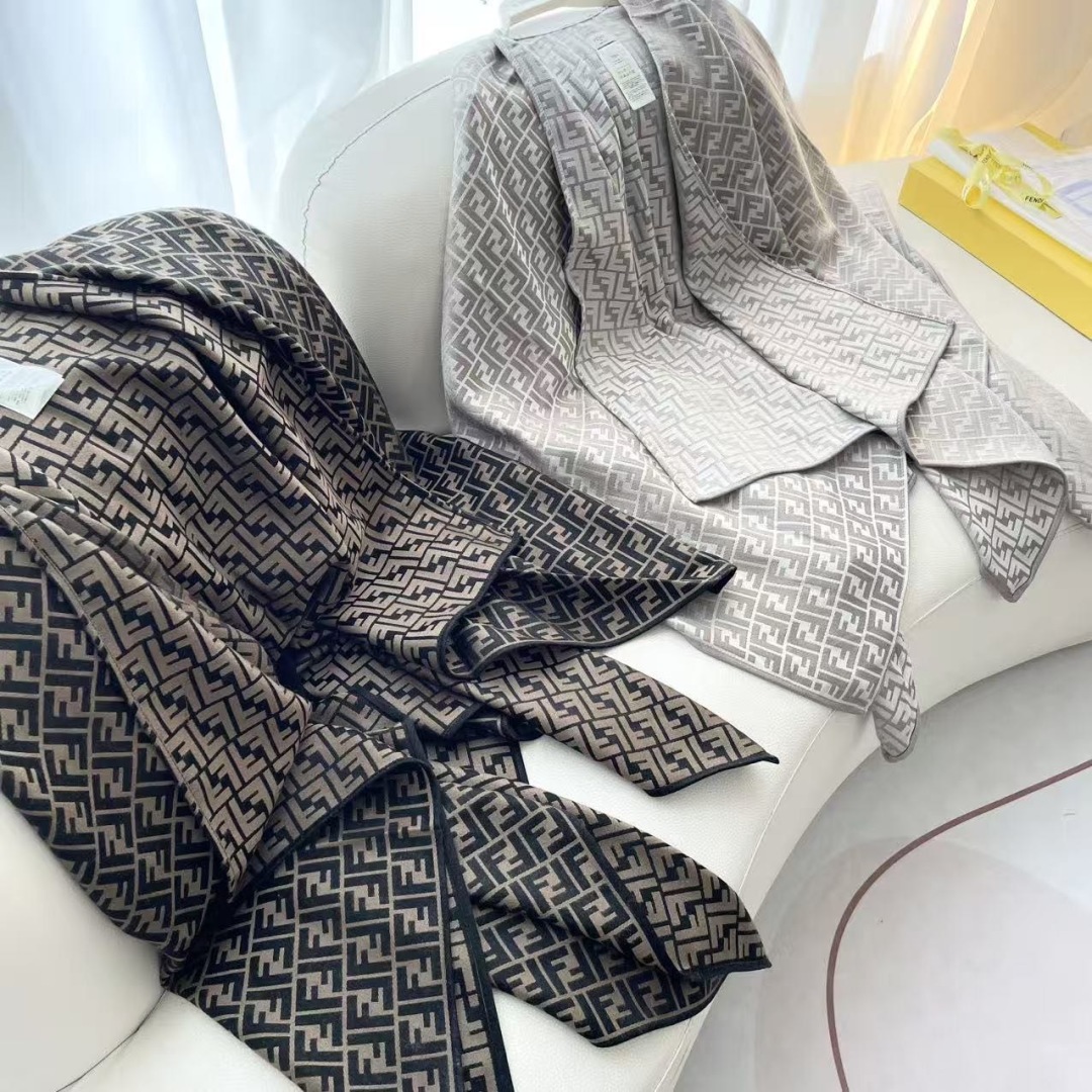 ✨✨爆款来了新款免代购❗️极品‼️重磅最新经典FF字母元素羊毛斗篷,大极品‼️F主打的斗篷,专柜也是刚上