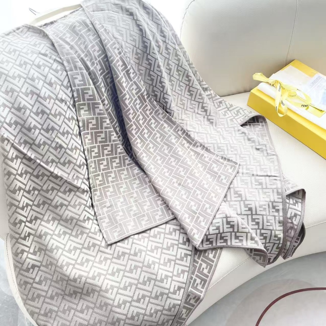 ✨✨爆款来了新款免代购❗️极品‼️重磅最新经典FF字母元素羊毛斗篷,大极品‼️F主打的斗篷,专柜也是刚上