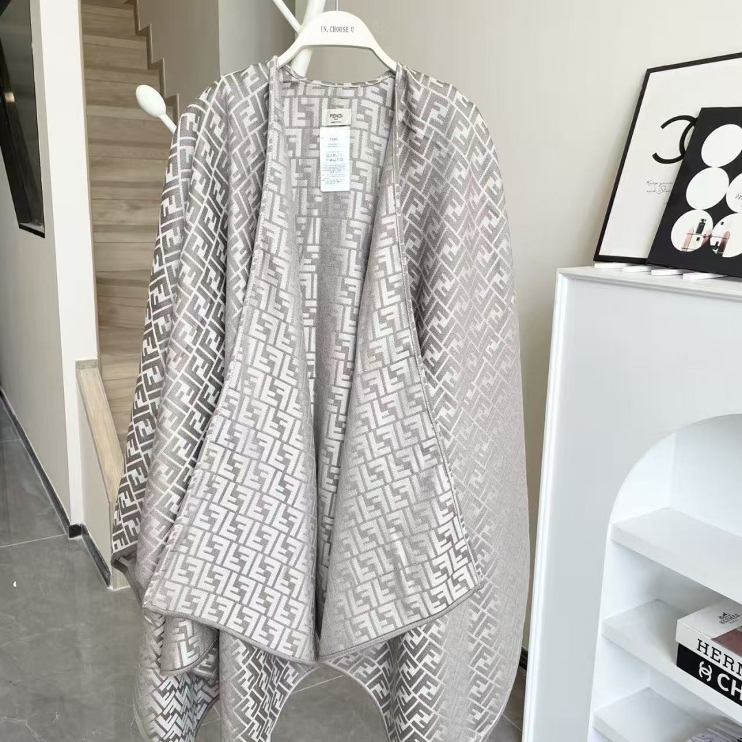 ✨✨爆款来了新款免代购❗️极品‼️重磅最新经典FF字母元素羊毛斗篷,大极品‼️F主打的斗篷,专柜也是刚上