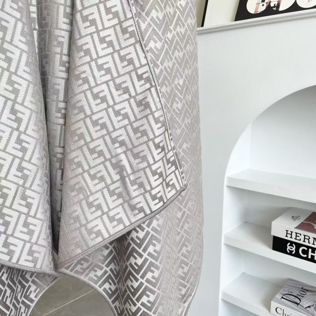 ✨✨爆款来了新款免代购❗️极品‼️重磅最新经典FF字母元素羊毛斗篷,大极品‼️F主打的斗篷,专柜也是刚上